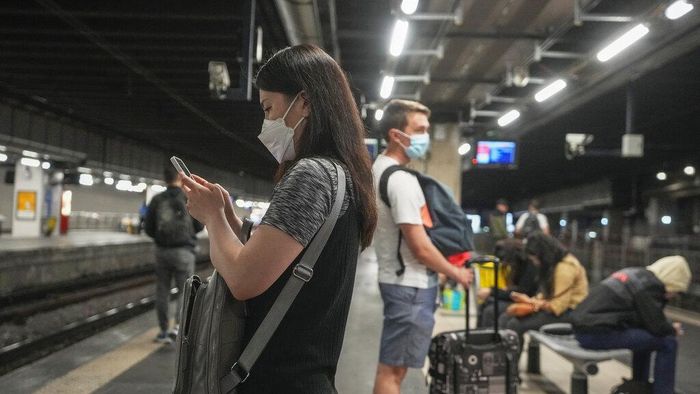 A woman wearing a face mask to protect against COVID-19 rides a subway in Paris, Thursday, June 30, 2022. Virus cases are rising fast in France and other European countries after COVID-19 restrictions were lifted in the spring. With tourists thronging Paris and other cities, the French government is recommending a return to mask-wearing in public transport and crowded areas but has stopped short of imposing new rules. (AP Photo/Michel Euler)