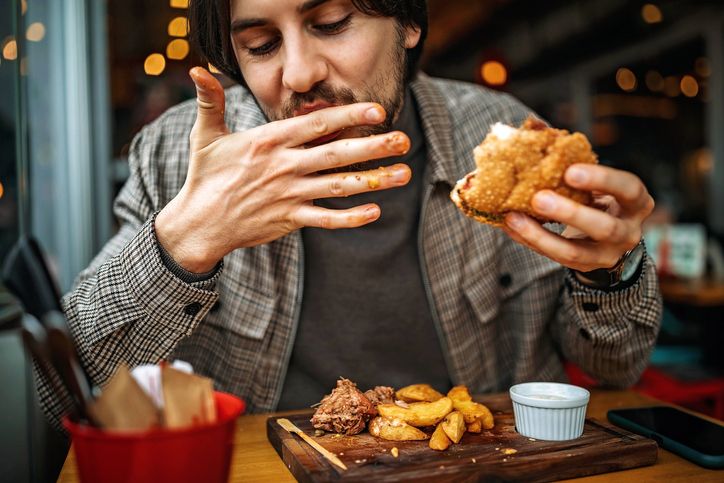 Waspada! 5 Kebiasaan Makan Buruk Ini Picu Kolesterol Tinggi