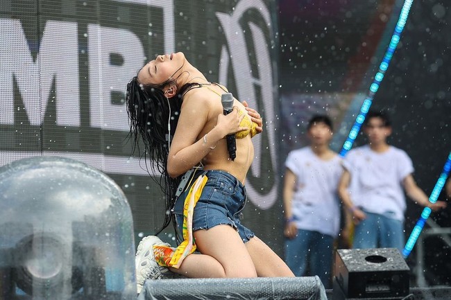 Gaya penyayi lain yang mencuri perhatian di Waterbomb Festival lalu adalah Bibi. Wanita yang tergabung dalam 88 Rising tersebut mengenakan bikini dan rok jeans pendek. Penampilannya jadi atensi ketika bikininya hampir melorot.Foto: Instagram