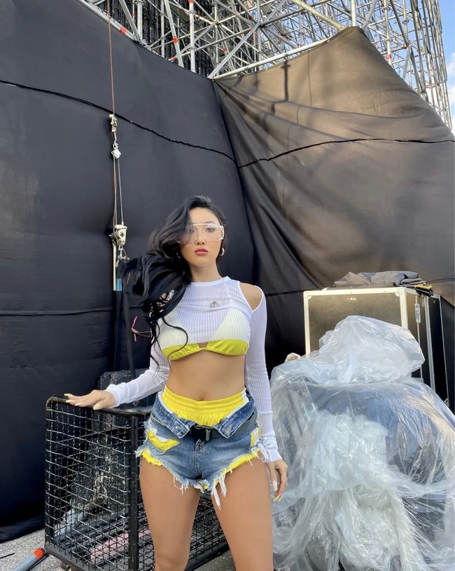 Hwasa tak tampil kalah seksi. Personel Mamamoo itu memilih setelan bikini warna kuning sebagai salah satu outfit-nya. Tapi pelantun Maria tersebut menambahkan crop top dan celana jeans robek-robek yang menambah kesan rebel.Foto: Instagram
