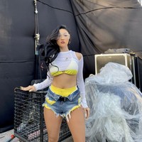 Hwasa tak tampil kalah seksi. Personel Mamamoo itu memilih setelan bikini warna kuning sebagai salah satu outfit-nya. Tapi pelantun Maria tersebut menambahkan crop top dan celana jeans robek-robek yang menambah kesan rebel.Foto: Instagram