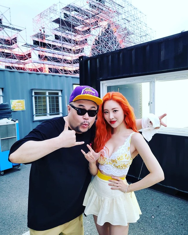 Sedangkan Sunmi memilih outfit yang lebih feminin. Ia memakai setelan bernusan kuning. Bra yang dipadukan dengan bralette putih dan rok ruffle membuatnya terlihat manis. Foto: Instagram