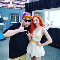 Sedangkan Sunmi memilih outfit yang lebih feminin. Ia memakai setelan bernusan kuning. Bra yang dipadukan dengan bralette putih dan rok ruffle membuatnya terlihat manis. Foto: Instagram