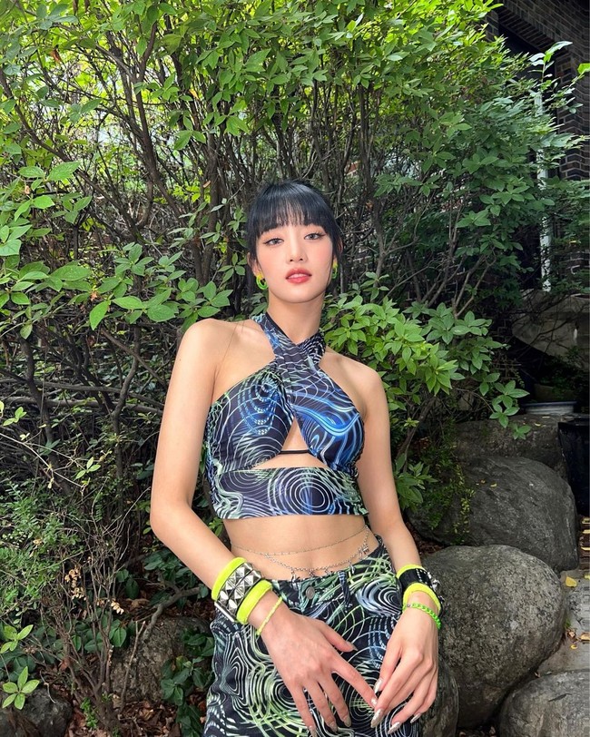 Sedangkan Minnie mengenakan atasan berpotongan halter yang mengekspos perut ratanya. Foto: Instagram