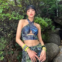 Sedangkan Minnie mengenakan atasan berpotongan halter yang mengekspos perut ratanya. Foto: Instagram