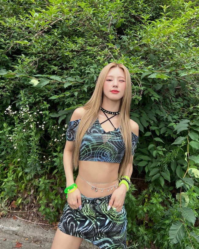Minyeon pun tampil serupa rekan-rekannya. Sebagai aksesori, ia mengenakan choker dan belly chain yang menambah kesan seksi.Foto: Instagram