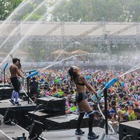 Waterbomb Festival 2022 yang digelar selama tiga hari di Korea dan dimeriahkan oleh aksi panggung para artis kenamaan. Selama manggung mereka tersiram air sehingga tampil basah-basahan yang menambah kesan seksi pada pertunjukan. Foto: Instagram