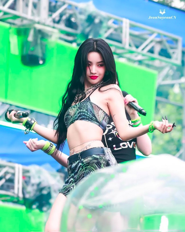 Girl group G-IDLE juga manggung di acara festival musik itu. Mereka pun mengenakan outfit yang lebih seksi dari biasanya. Begini gaya Soyeon yang pakai bikini dan rok.Foto: Fansite