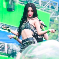 Girl group G-IDLE juga manggung di acara festival musik itu. Mereka pun mengenakan outfit yang lebih seksi dari biasanya. Begini gaya Soyeon yang pakai bikini dan rok.Foto: Fansite