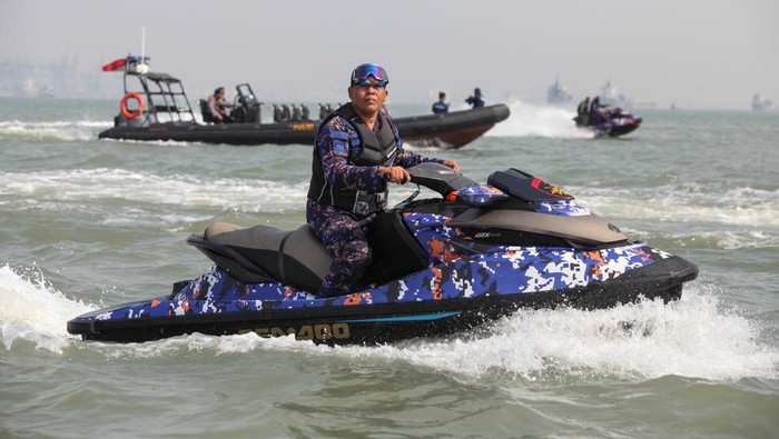 Wuzz.. Begini Aksi Polairud Amankan Selat Madura Pakai Jetski Personel Polairud Polda Jawa Timur bermanuver menggunakan jetski di Selat Madura, Surabaya, Jawa Timur, Kamis (30/6/2022). Polairud Polda Jawa Timur memiliki empat unit jetski yang digunakan untuk melakukan tugas-tugas kepolisian diantaranya penanganan tindak pidana di laut serta melakukan kegiatan pencarian dan pertolongan (SAR) di perairan. ANTARA FOTO/Didik Suhartono/foc.