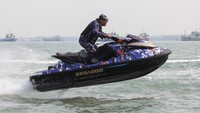 Personel Polairud Polda Jawa Timur bermanuver menggunakan jetski di Selat Madura, Surabaya, Jawa Timur, Kamis (30/6/2022). 