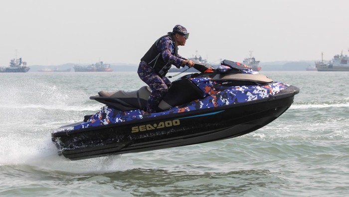 Wuzz.. Begini Aksi Polairud Amankan Selat Madura Pakai Jetski Personel Polairud Polda Jawa Timur bermanuver menggunakan jetski di Selat Madura, Surabaya, Jawa Timur, Kamis (30/6/2022). Polairud Polda Jawa Timur memiliki empat unit jetski yang digunakan untuk melakukan tugas-tugas kepolisian diantaranya penanganan tindak pidana di laut serta melakukan kegiatan pencarian dan pertolongan (SAR) di perairan. ANTARA FOTO/Didik Suhartono/foc.