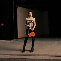 Gaya Yeri Red Velvet bisa menjadi inspirasi untuk cewek mamba yang ingin menambahkan warna lain selain hitam. Dia memakai scarf bernuansa hitam dan oranye yang dipadukan dengan koleksi tas Burberry ‘The Lola Bag’ berwarna pop oranye. Penampilannya semakin chic dengan gaya rambut sleek dan overknee boots hitam. Foto: dok. Burberry