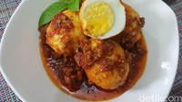 Cuma punya telur di rumah? Jangan khawatir, kamu bisa bikin masakan rumahan yang enak dan simpel. Tinggal diberi bumbu balado Padang yang pedas segar. Intip resepnya di sini. Foto: detikfood 