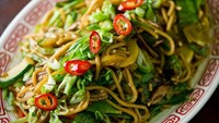 Resep masakan rumahan selanjutnya adalah mie goreng yang pasti jadi favorit semua keluarga. Tambahkan isian daging ayam, sawi, cabe, bumbu bawang, dan kecap manis. Begini cara buatnya. Foto: iStock 