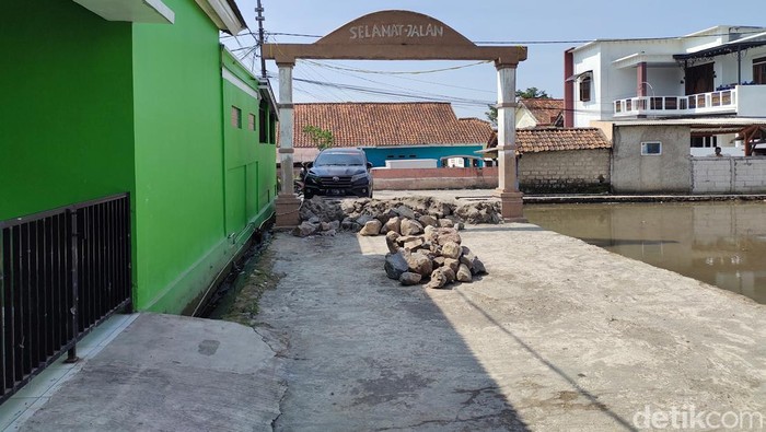 Akses jalan perumahan di Cianjur ditembok pemilik tanah.