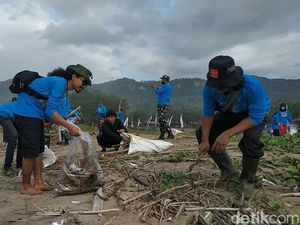 Ratusan Orang di Pacitan Bersih-bersih Pantai Sambut Aksi Bulan Cinta Laut