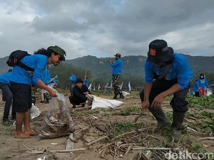 Ratusan Orang di Pacitan Bersih-bersih Pantai Sambut Aksi Bulan Cinta Laut