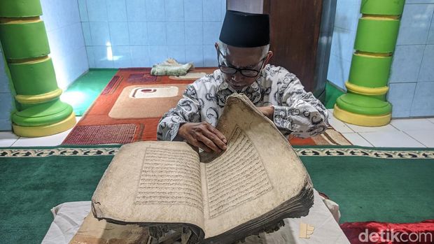 Alquran kuno berusia ratusan tahun di Masjid Tiban Tempurkali, Wonogiri.