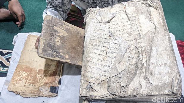Alquran kuno berusia ratusan tahun di Masjid Tiban Tempurkali, Wonogiri.