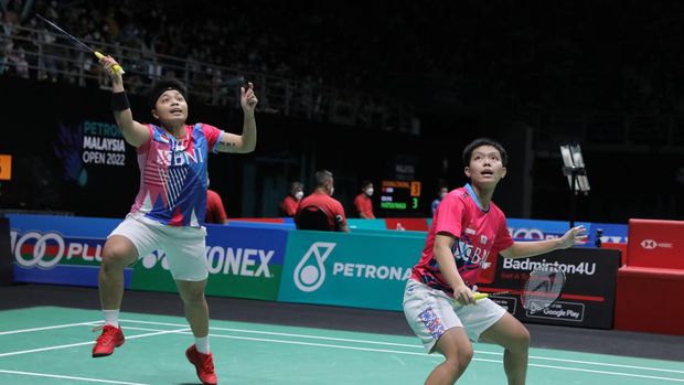 Ganda putri Indonesia Apriyani Rahayu/Siti Fadia Silva Ramadhanti saat meraih kemenangan di semifinal Malaysia Terbuka 2022.