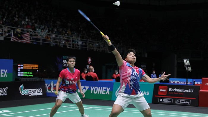Ganda putri Indonesia Apriyani Rahayu/Siti Fadia Silva Ramadhanti saat meraih kemenangan di semifinal Malaysia Terbuka 2022.