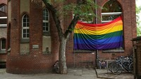 Dukungan ke Komunitas LGBT Lewat Bendera Pelangi di Masjid Jerman