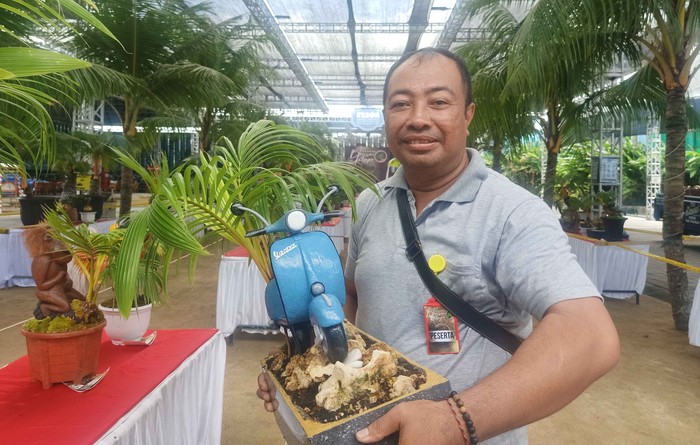 Putu Darmawan (45) ketika menunjukkan bonsai kelapa berbentuk Vespa miliknya pada Sabtu (2/7/2022) di Kebon Vintage Car Bali Museum & Resto yang beralamat di Jalan Tegal Harum No 13, Denpasar