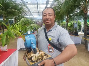 Unik! Putu Darmawan Buat Bonsai Kelapa Berbentuk Vespa