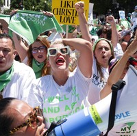 Bintang serial Cougar Town itu bergabung dengan para aktivis dan massa yang memprotes penganuliran Roe v. Wade di depan gedung Mahkamah Agung Amerika Serikat di Washington D.C., Kamis (30/6/2022). (Foto: AP/Jacquelyn Martin)
