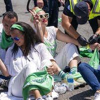 Di tengah aksi protes tersebut, polisi tiba-tiba menghampiri Busy Philipps dan beberapa pendemo lain. People mengabarkan, polisi mengamankan aktris 43 tahun itu karena memblokade jalan. (Foto: AP/Jacquelyn Martin)