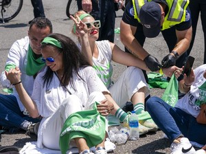 Protes Pencabutan Hak Aborsi, Aktris Busy Philipps Diamankan Polisi