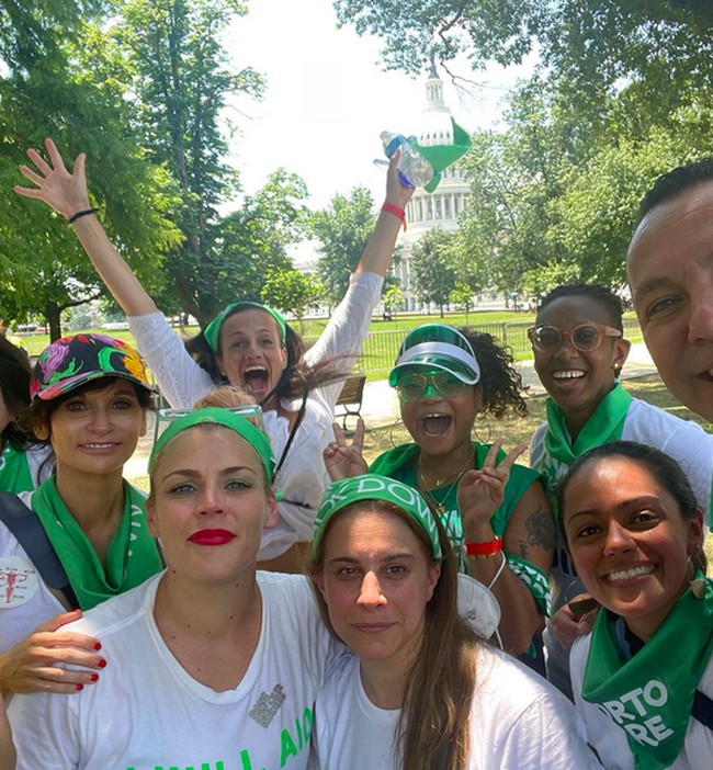 Busy Philipps bukan satu-satunya selebriti yang vokal mengkritik keputusan tersebut. Meghan Markle, Meadow Walker, hingga Olivia Rodrigo turut menyuarakan kekhawatirannya. (Foto: Instagram/@busyphilipps)