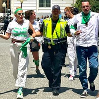 Namun, 50 tahun setelah pengesahannya, putusan tersebut dicabut oleh lima hakim agung dan berujung pro-kontra di Negeri Paman Sam. Bagi mereka yang menentang, pembalikan Roe v. Wade dianggap merenguk hak wanita atas tubuhnya. (Foto: Instagram/@busyphilipps)