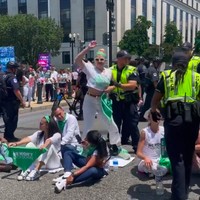 Saat ditanyai seorang reporter alasannya ditangkap, ia menjawab untuk kesetaraan. Disahkan pada 1974, Roe v. Wade merupakan putusan yang memberikan hak konstitusional untuk aborsi bagi warga AS. (Foto: Instagram/@busyphilipps)