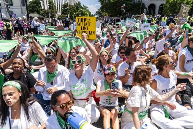 Aktris Busy Philipps harus berusuan dengan pihak berwajib. Ia ditangkap saat ikut unjuk raksa menentang pencabutan hak aborsi. (Foto: AP/Jacquelyn Martin)