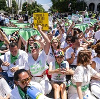 Aktris Busy Philipps harus berusuan dengan pihak berwajib. Ia ditangkap saat ikut unjuk raksa menentang pencabutan hak aborsi. (Foto: AP/Jacquelyn Martin)