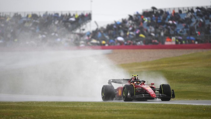 NORTHAMPTON, ENGLAND - JULY 02: Carlos Sainz of Spain driving (55) the Ferrari F1-75 during qualifying ahead of the F1 Grand Prix of Great Britain at Silverstone on July 02, 2022 in Northampton, England. (Photo by Rudy Carezzevoli - Formula 1/Formula 1 via Getty Images)
