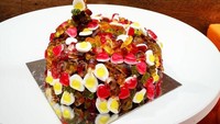 Woww, chef Ben membuat kue yang dilapisi berbagai macam bentuk permen jeli. Bahkan ada bungkus permen sungguhan yang terlihat seolah sedang tumpah. Foto: boredpanda.com / Instagram : @chefbenchurchill