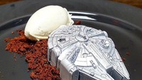Keren! Kue ini dibentuk mirip seperti kapal luar angkasa yang ada di film Star Wars. Kamu bisa menikmatinya dengan es krim vanilla yang segar. Foto: boredpanda.com / Instagram : @chefbenchurchill