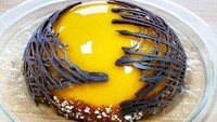 Dessert ini adalah kue rasa jeruk dicampur dengan sedikit rasa mawar. Hmm... Bentuknya mirip kuning telur yang sedang terperangkap di sarang ya? Foto: boredpanda.com / Instagram : @chefbenchurchill