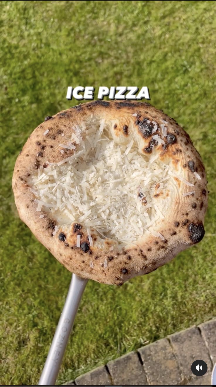 Chef bikin Pizza topping es