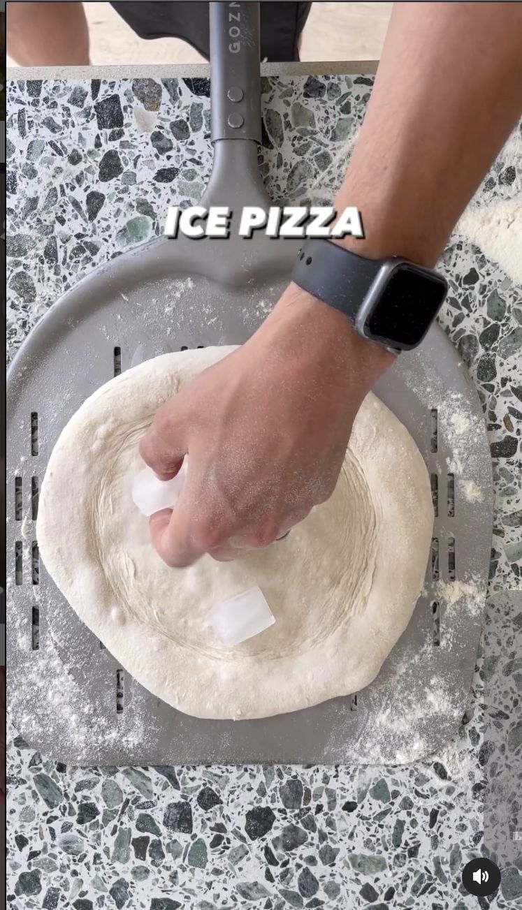 Chef bikin Pizza topping es