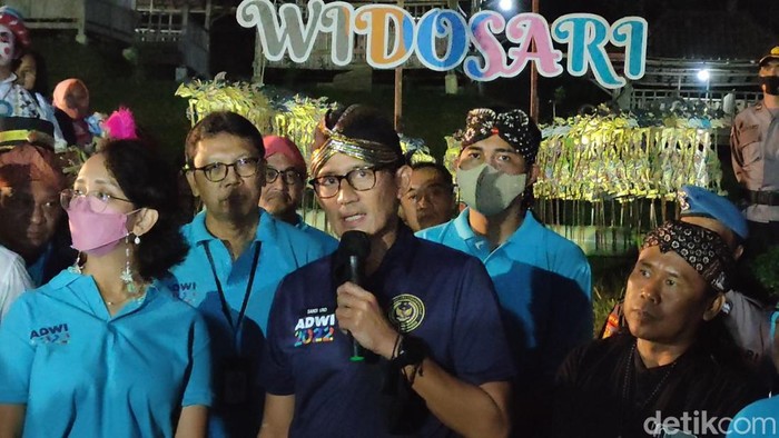 Menteri Pariwisata dan Ekonomi Kreatif, Sandiaga Uno saat mengunjungi Desa Wisata Widosari, Kalurahan Ngargosari, Kapanewon Samigaluh, Kabupaten Kulon Progo, DIY, Sabtu (2/7/2022).
