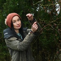 Anak-anakku adalah hidupku. Aku ingin hidup di lingkungan yang kondusif untuk kebahagian mereka. Kami berjalan di alam dan makan makanan paling segar dan sehat. Aku membuang segalanya dan aku dalam perjalanan membebaskan diriku sendiri dan berkoneksi dengan alam, ujar Diana.Foto: Dok. Wild Harvest School