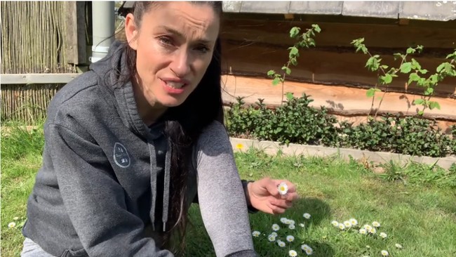 Aku sangat bangga kepada anak-anakku, mereka hidup normal dan bisa melakukan yang semua orang lakukan tapi mereka bisa menjahit, memanggang, dan membuat sesuatu. Mereka masih bisa bersosialisasi tapi punya kemampuan ini. Dan aku harap pengajaranku bisa membantu banyak orang bertahan di alam, kata Diana.Foto: Dok. Wild Harvest School