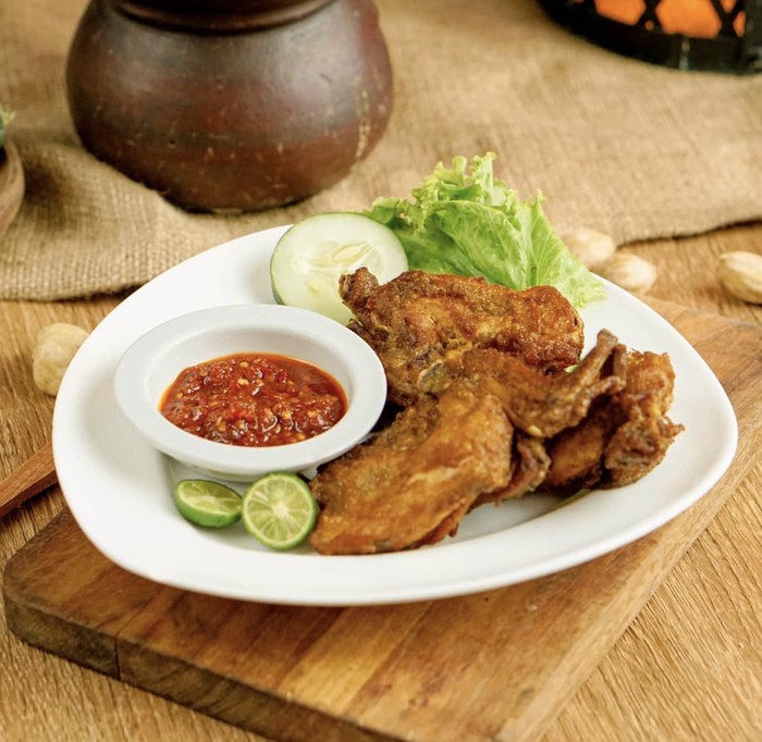 Enak Pol! 5 Ayam Goreng Maknyus di Surabaya Buat Santap Siang