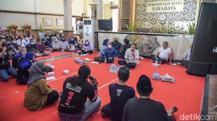 Eri Cahyadi saat bertemu dan menerima sambatan warganya
