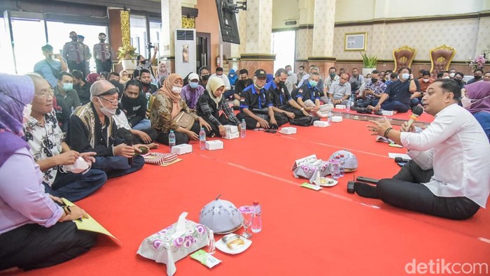 Eri Cahyadi saat bertemu dan menerima sambatan warganya