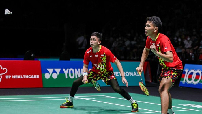 KUALA LUMPUR, MALAYSIA - JULY 01: Fajar Alfian (R) and Muhammad Rian Ardianto of Indonesia compete in the Mens Doubles first round match against Ong Yew Sin and Teo Ee Yi of Malaysia on day four of the Petronas Malaysia Open at Axiata Arena on July 01, 2022 in Kuala Lumpur, Malaysia. (Photo by Annice Lyn/Getty Images)